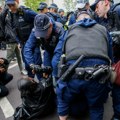 Demonstranti napali jajima i kamenicama policiju koja čuva hotel za smeštaj migranata kod Londona