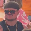 Otišao na odmor kao prosečan momak, vratio se kao svetski poznata osoba i to samo zbog svoje "šerpa frizure" (video)