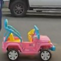 Kažnjen jer je pijan vozio dečji Barbi auto (VIDEO)