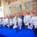 Vučić na dodeli ugovora o radu najboljim diplomcima medicine: Država će nastaviti da povećava plate u zdravstvu i da puno ulaže…