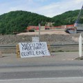Žene štrajkuju pored koridora u Kraljevu, mole Vučića da ,,spasi njihova imanja“ od turske kompanije koja je izvođač radova na…