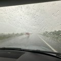 Jako nevreme na auto-putu, vozila stoje i čekaju da prođe haos. Tutnji grad i pljusak, ne vidi se prst pred okom!