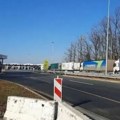 Koloni se ne nazire kraj: Na auto-putu kod Vrbasa totalna blokada zbog prevrtanja šlepera, a evo gde su gužve zbog radova