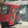 Tramvaj izleteo iz šina i udario u izlog: Povređeno više ljudi FOTO/VIDEO