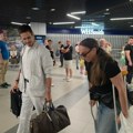Goga Sekulić na aerodromu sa štakama: Ovaj kolega joj pomaže, otkrila detalje nezgode pred nastup, ipak pevala: "Nije mi do…