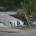 FOTO VIDEO Urušio se deo gradilišta u Vojvode Vlahovića: Automobil završio u rupi, stanari zabrinuti za bezbednost