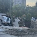 VIDEO Urušio se deo gradilišta u Vojvode Vlahovića: Automobil završio u rupi, stanari zabrinuti za bezbednost
