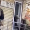 Hapšenje Srbina u Severnoj Mitrovici Kurtijev specijalac silom ga izvlači kroz vrata (video)