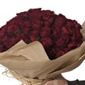 Ulični prodavci cveća papreno naplaćuju ruže, ali je u cvećarama i skuplje: Nema buketa ispod 2.000 dinara
