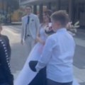 Nećete moći da ne zaplačete Emotivna scena ispred opštine, đaci udali razrednu, pa joj priredili iznenađenje (video)