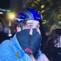 Tuča na protestu: Demonstrant sa maskom razbijao izlog prostorija SNS u Novom Sadu, drugi ga udario