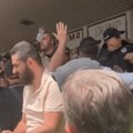 Protest ispred DUNP: Načelnik policije pogođen flašom u glavu
