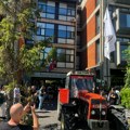 Veliki broj studenata ispred Filozofskog fakulteta u Novom Sadu: Postavljeni šatori, poljoprivrednici parkirali traktore