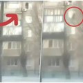 Pala s petog sprata i preživela! Neverovatan snimak: Čistila klima uređaj, srušila se s prozora, a onda je usledio šok -…