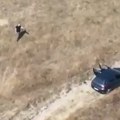 (Uznemirujući video) poslednji trenuci krvnika: Ubio Kostu i Lelu, ćerku im držao kao taoca 12 sati! Policajac je uzeo u…