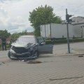 Udes u Kragujevcu: Sudar šlepera i automobila u sred grada. Saobraćaj otežan.