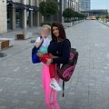 Verenica Ivana Marinkovića se ne odvaja od malog Željka kulića Obilazi sa njim Beograd i pozira, a svi joj poručuju: "dobro…