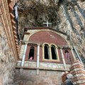 Neverovatan prizor u srcu Srbije: Crkva ugrađena u strmu stenu, sav materijal nose na leđima (foto)