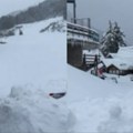 Palo metar snega na brezovici: Skijašima stiglo upozorenje, očišćena samo jedna traka pute, parking blokiran (foto, video)
