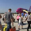 Četiri leta iz nove zgrade aerodroma u Nišu, prvoj putnici uručen zlatnik