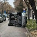 Auto se prevrnuo na bok u Novom Sadu, pa momci pobegli iz njega: Udario u "mercedes" i odbio se od njega (Foto)