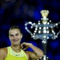 Sabalenka "urinirala" po trofeju posle poraza! Veliki skandal nakon finala Australijan opena! Navijači šokirani