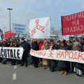 Protest pozorišnih glumaca u Novom Sadu: Odali poštu poginulima u padu nadstrešnice, pa krenuli u protestnu šetnju (foto…