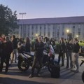 Učenici blokirali ulaz u Zemunsku gimnaziju: Škola će biti zaključana dok direktorka ne ispoštuje odluku