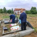 Srbi iz Lipljana i raseljena lica obišli na zadušnice gradsko groblje