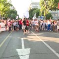Predstavnici zborova građana se okupili na Trgu republike, uskoro kreću ka zgradi RIK