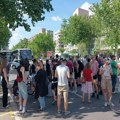 VIDEO: Građani i studenti blokirali Bulevar oslobođenja kod Prekršajnog suda