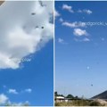 "Kao da su helijumski baloni": Desetine suncobrana se vinulo u nebo, scene kao iz Čarabnjaka iz Oza (VIDEO)
