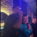 Ovako se Darko Lazić provodio pre udesa: Latio se mikrofona na slavlju kod svastike, Andreana se nije odvajala od njega (video)…