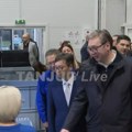 "Uvešću ovaj sistem u Vladu, da ne dođu u 9h na posao, a odu u 10.30h"! Vučić obilazi fabriku Yusei Machinery