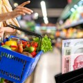 Nije lako napuniti potrošačku korpu: Hrana i piće pojedu skoro pola prosečne plate