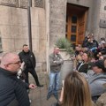 Sastanak poljoprivrednika u Vladi Srbije, isped zgrade skup podrške poljoprivrednicima
