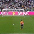 Vlahović i Kostić sa klupe gledali čudo: Nestvaran potez golmana Juventusa kod penala i "odbitka"