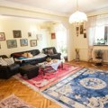 Кућа нашег музичара је једна од најскупљих у Београду. Високе зидине су свуда около, а кухиња је сва у белим тоновима и…