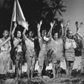 32 мушкарца остала су на пустом острву са једном женом: после неколико година, мање од половине остало је живо