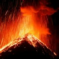 Aktiviran opasni vulkan Fuego, reke lave spuštaju se niz padine