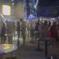 Jakov Jozinović nastupao u polupraznom klubu u Budvi: Na koncertu šačica ljudi, pukla bruka (video)