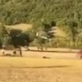 (Uznemirujući video) Džipom gazio ljude po livadi, pa bežao od policije! Horor tokom konjičkih trka