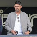Veljko Paunović sa pažnjom gleda ka Humskoj