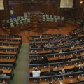 Grupa demonstranata kamenicama gađala zgradu kosovske Vlade