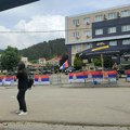 U Leposaviću Srbi i danas ispred zgrade opštine, ne odustaju od svojih zahteva