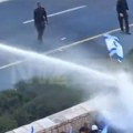 Brutalan obračun policije sa demonstrantima u IZRAELU: Vodeni topovi, pesničenje i pendrečenje (video)