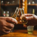 U Rusiji sedam osoba osuđeno zbog trovanja 44 osobe alkoholom sa metanolom