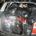 Uhapšen muškarac iz Vranja: U kolima nađeno 230 kg duvana i 100 boksova cigareta (foto)