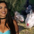Seka Aleksić pokazala kokošinjac: U dvorištu šeta živina, pevačica presrećna zbog prizora