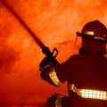 Podvig: Vatrogasci spasli ženu iz zapaljenog stana (foto)